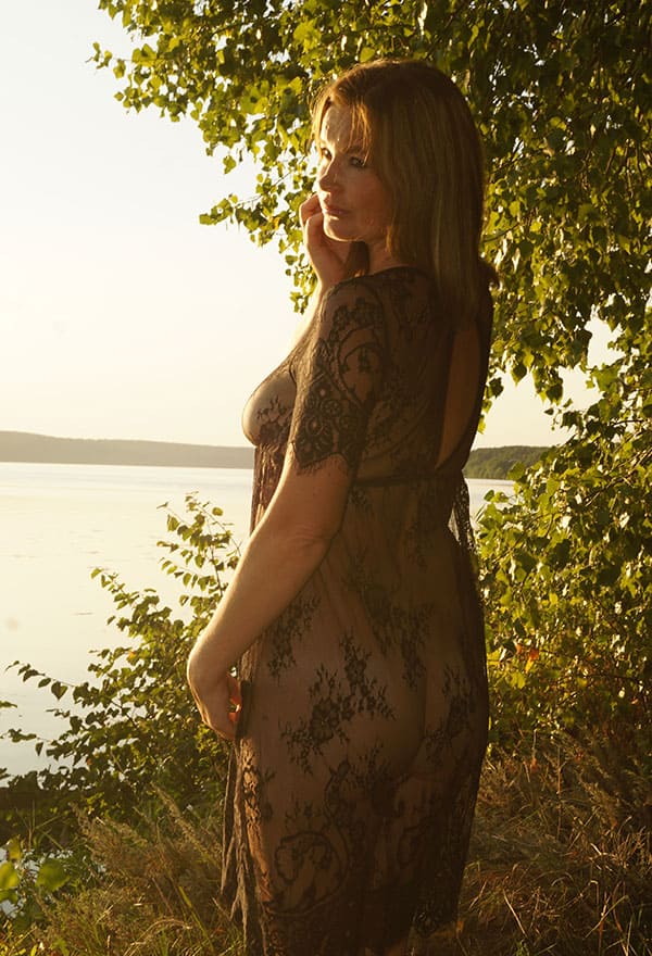 Голая жена в прозрачном платье на природе 11 из 16 фото