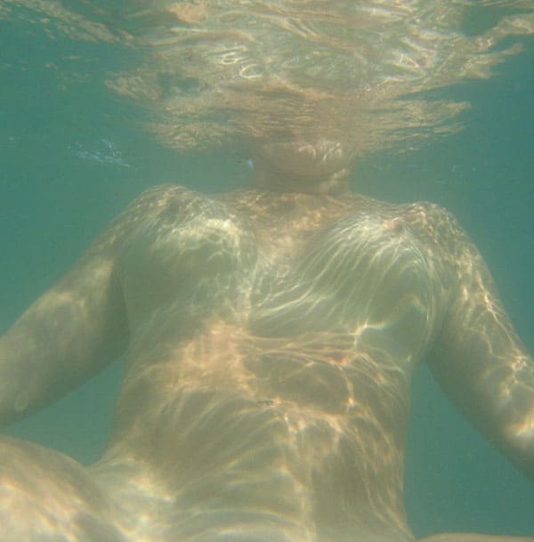 Минет на нудистском пляже со спермой на лицо 35 из 49 фото