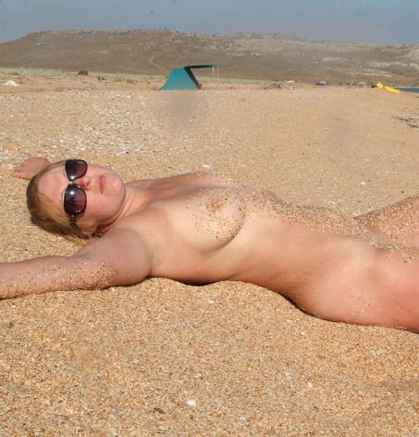 Минет на нудистском пляже со спермой на лицо 43 из 49 фото