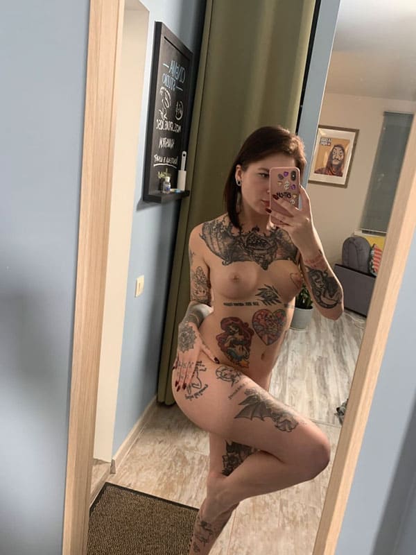 Селфи голой девушки в татуировках 16 из 27 фото