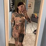 Селфи голой девушки в татуировках