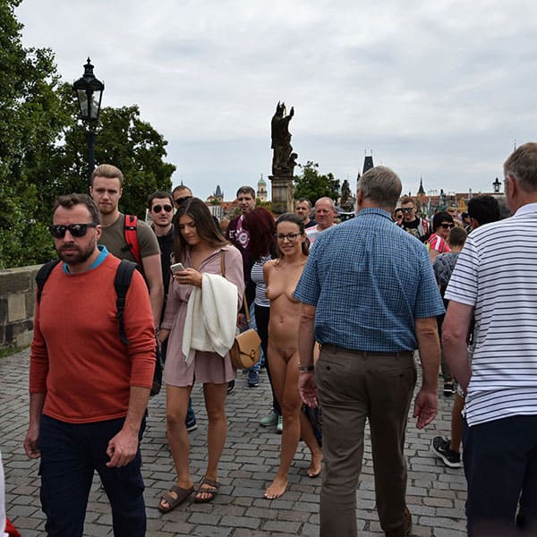 Голая чешка гуляет по центру Праги 14 из 50 фото