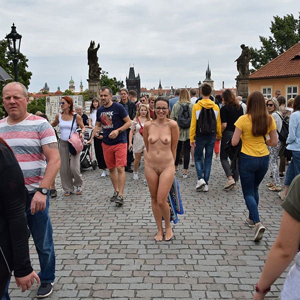 Голая чешка гуляет по центру Праги 16 из 50 фото