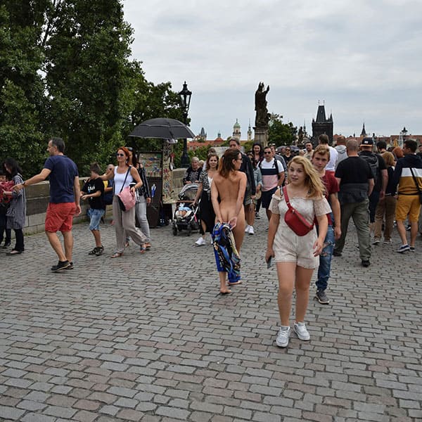 Голая чешка гуляет по центру Праги 18 из 50 фото