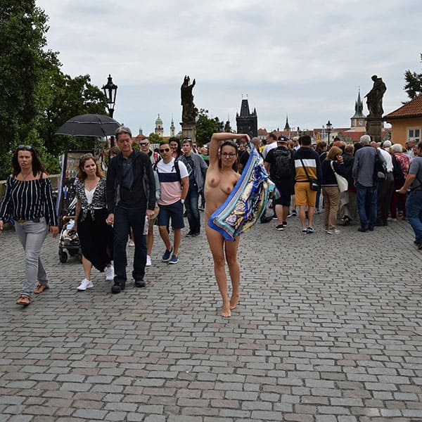 Голая чешка гуляет по центру Праги 19 из 50 фото