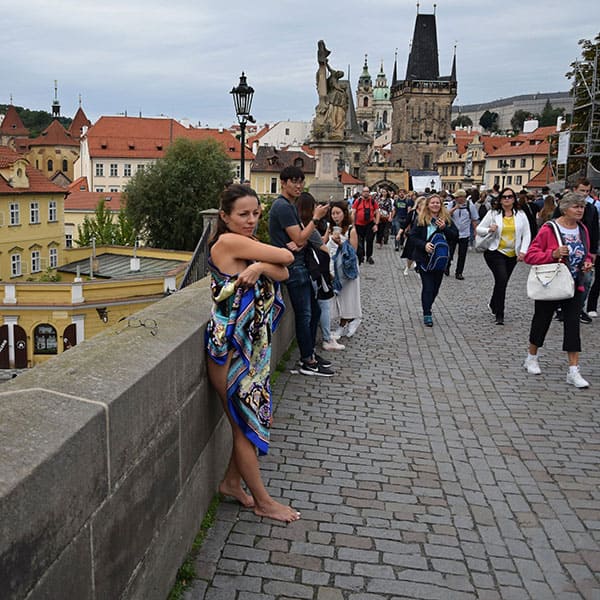 Голая чешка гуляет по центру Праги 2 из 50 фото
