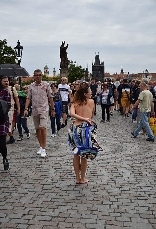 Голая чешка гуляет по центру Праги 23 из 50 фото