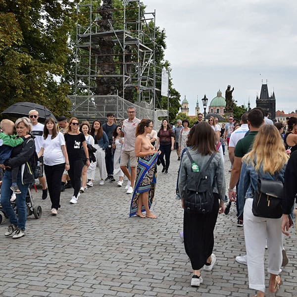 Голая чешка гуляет по центру Праги 28 из 50 фото
