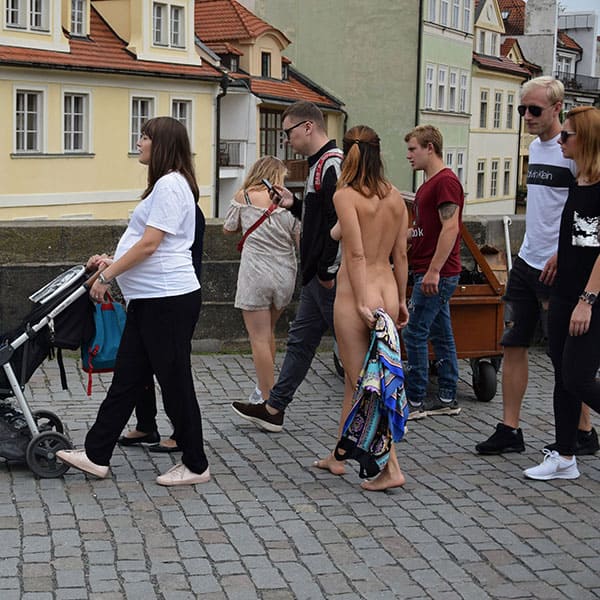 Голая чешка гуляет по центру Праги 29 из 50 фото