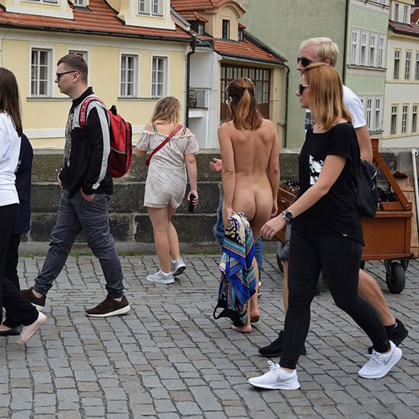 Голая чешка гуляет по центру Праги 30 из 50 фото