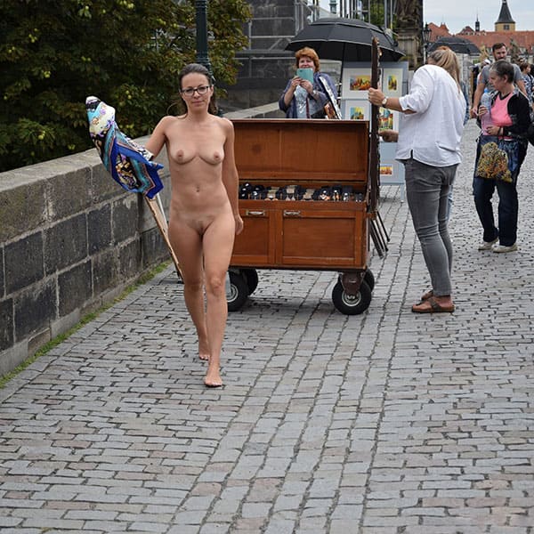 Голая чешка гуляет по центру Праги 34 из 50 фото