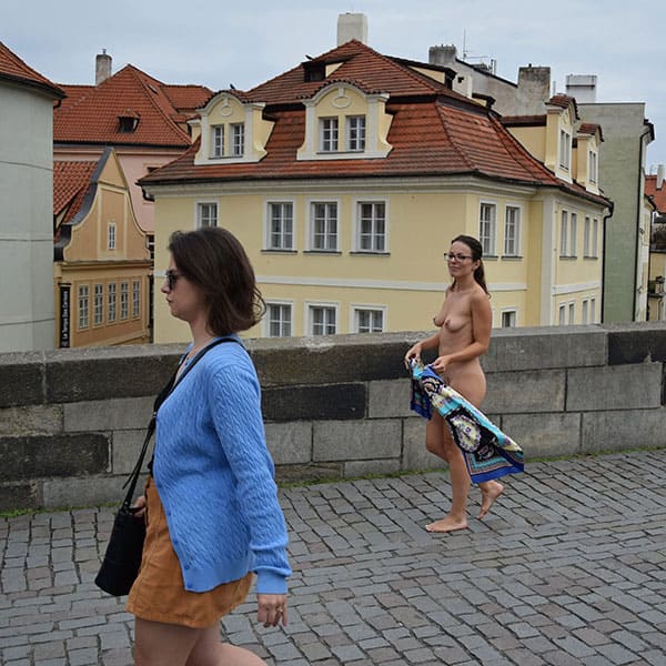 Голая чешка гуляет по центру Праги 36 из 50 фото