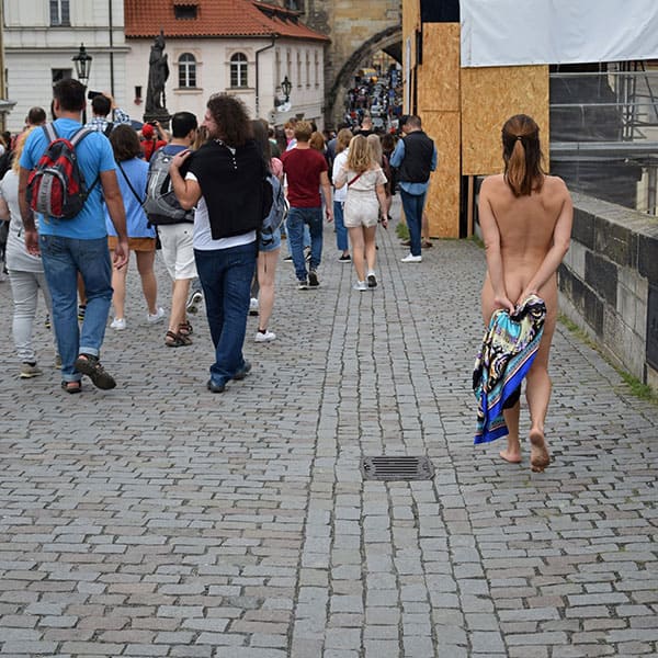 Голая чешка гуляет по центру Праги 38 из 50 фото