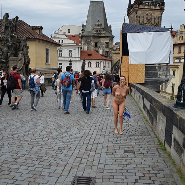 Голая чешка гуляет по центру Праги 39 из 50 фото