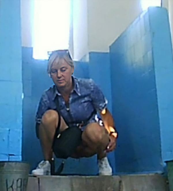 Скрытая камера в общественном женском туалете 15 из 19 фото