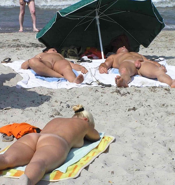 Голые парни с девушками на нудистском пляже 10 из 50 фото