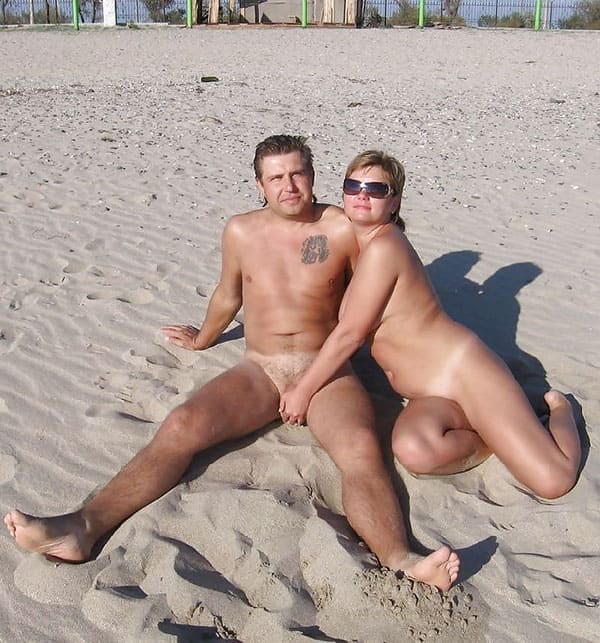 Голые парни с девушками на нудистском пляже 22 из 50 фото