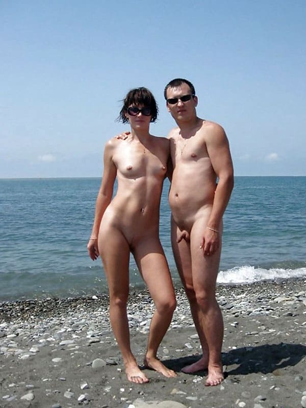 Голые парни с девушками на нудистском пляже 33 из 50 фото