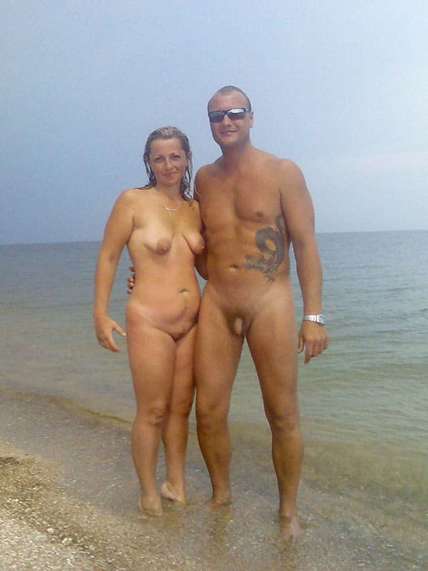 Голые парни с девушками на нудистском пляже 35 из 50 фото