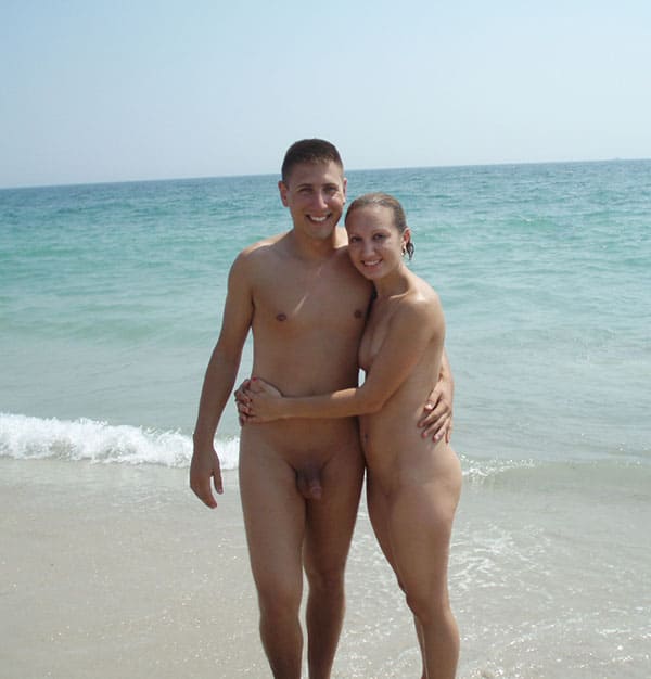 Голые парни с девушками на нудистском пляже 37 из 50 фото