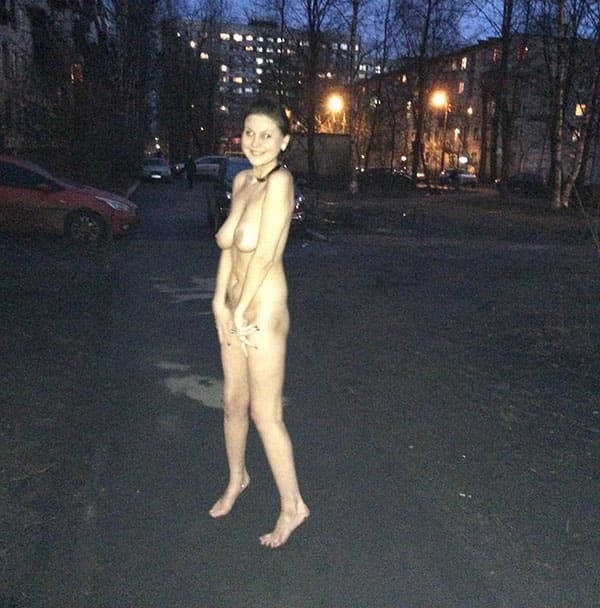 Молодая девушка вышла на улицу голая 11 фото