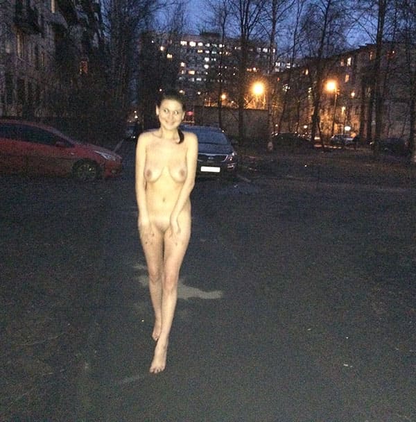 Молодая девушка вышла на улицу голая 12 фото