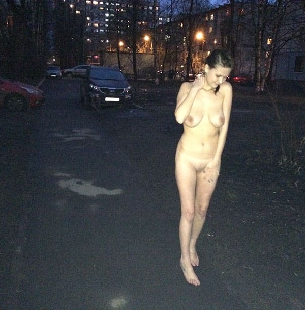 Молодая девушка вышла на улицу голая 13 фото