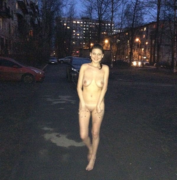 Молодая девушка вышла на улицу голая 4 фото