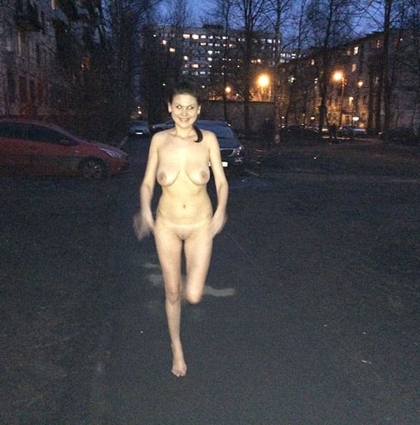 Молодая девушка вышла на улицу голая 8 фото