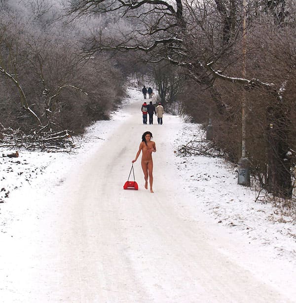 Голая девушка катается на санках зимой 10 из 31 фото