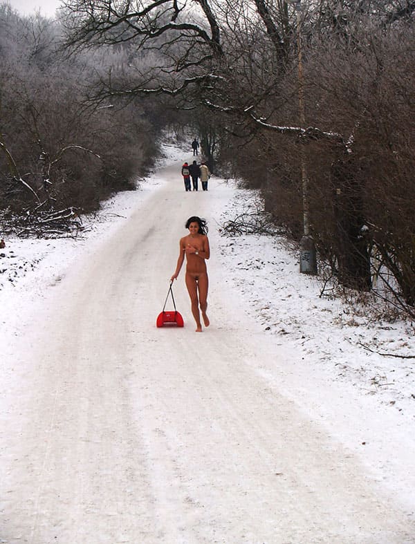 Голая девушка катается на санках зимой 11 из 31 фото