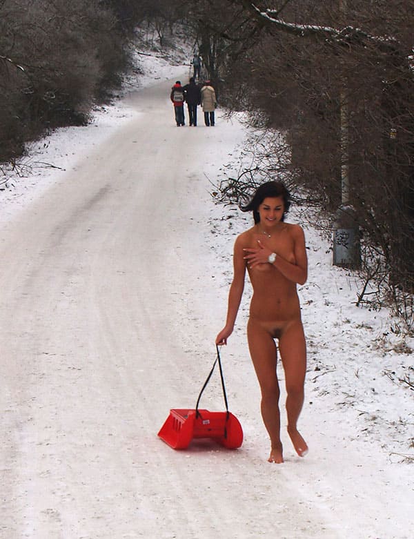 Голая девушка катается на санках зимой 13 из 31 фото