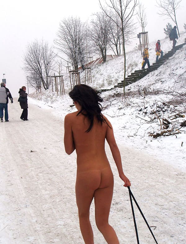 Голая девушка катается на санках зимой 14 из 31 фото