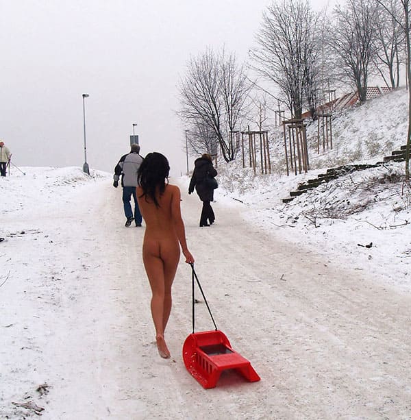 Голая девушка катается на санках зимой 15 из 31 фото