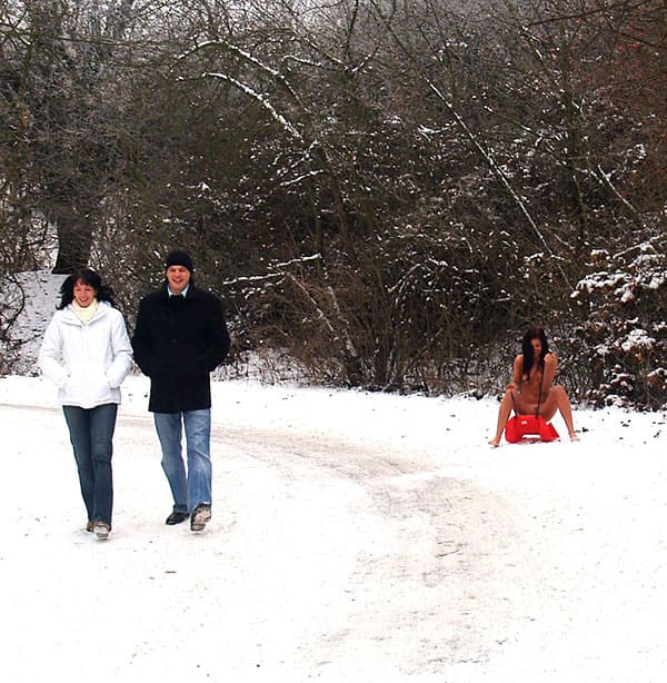 Голая девушка катается на санках зимой 16 из 31 фото