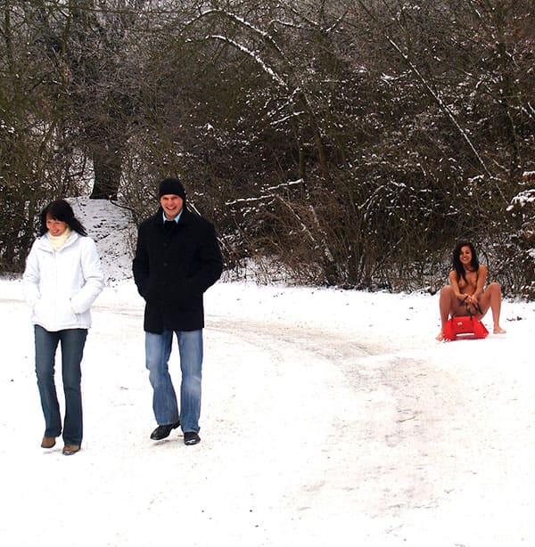 Голая девушка катается на санках зимой 17 из 31 фото