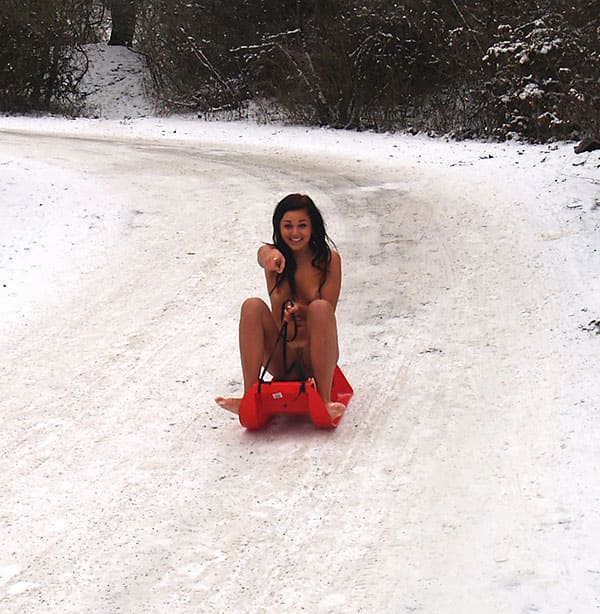Голая девушка катается на санках зимой 19 из 31 фото