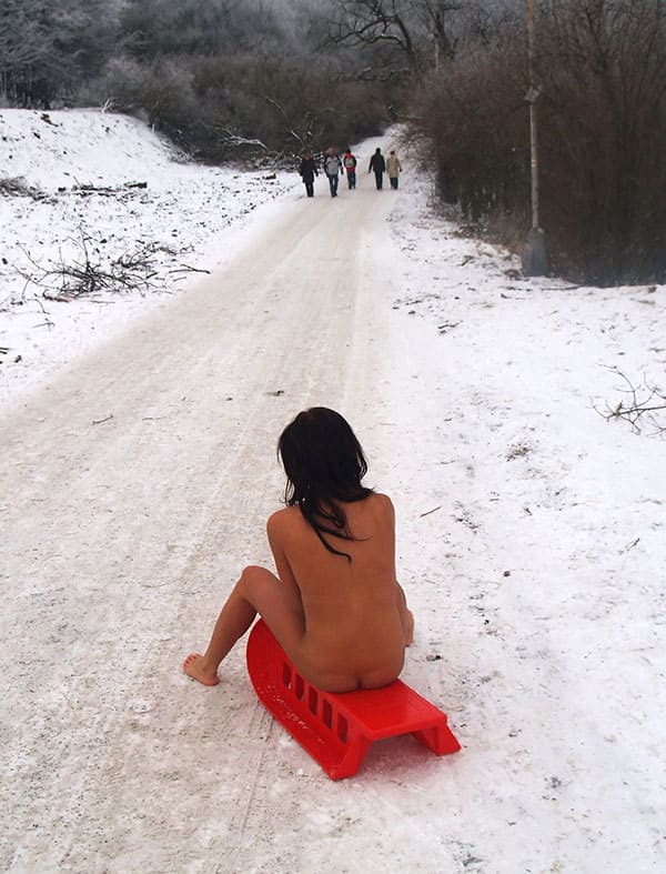 Голая девушка катается на санках зимой 2 из 31 фото