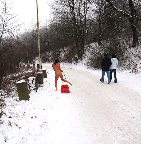 Голая девушка катается на санках зимой 21 из 31 фото