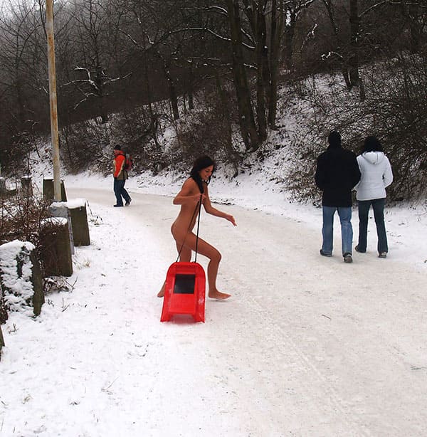 Голая девушка катается на санках зимой 22 из 31 фото