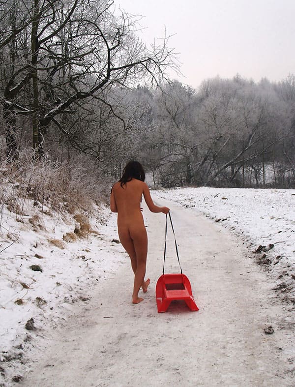 Голая девушка катается на санках зимой 24 из 31 фото