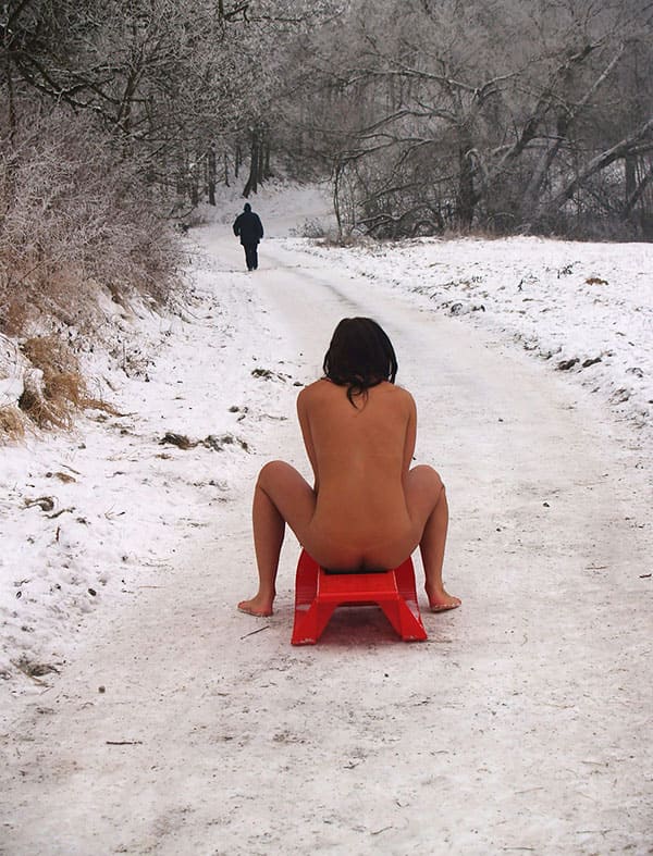 Голая девушка катается на санках зимой 25 из 31 фото