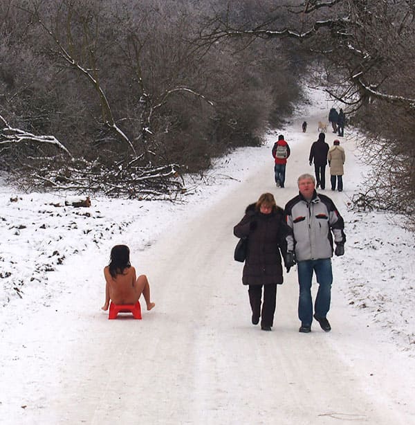 Голая девушка катается на санках зимой 6 из 31 фото