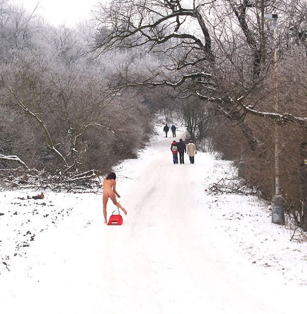 Голая девушка катается на санках зимой 8 из 31 фото