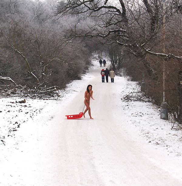 Голая девушка катается на санках зимой 9 из 31 фото
