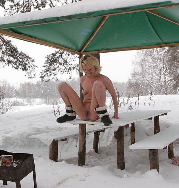 Молодая девушка писает зимой на природе 106 из 130 фото