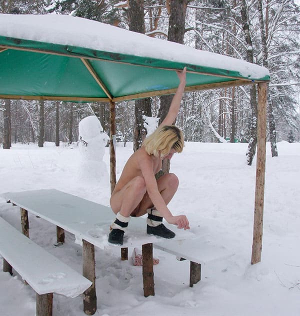 Молодая девушка писает зимой на природе 70 из 130 фото