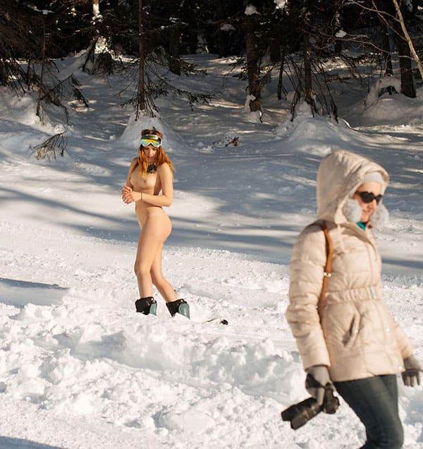 Голая девушка катается на сноуборде зимой 124 из 243 фото