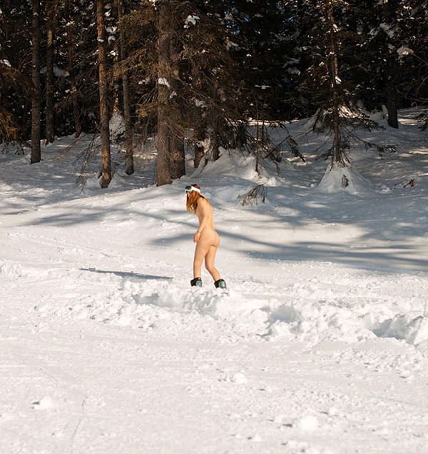 Голая девушка катается на сноуборде зимой 126 из 243 фото