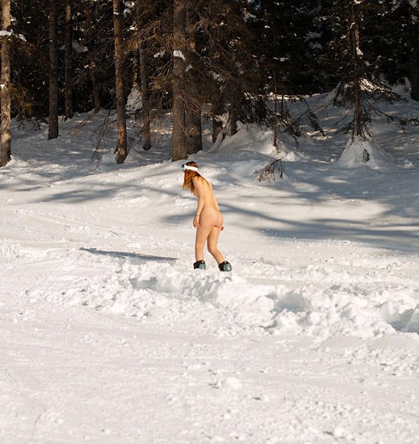 Голая девушка катается на сноуборде зимой 127 из 243 фото